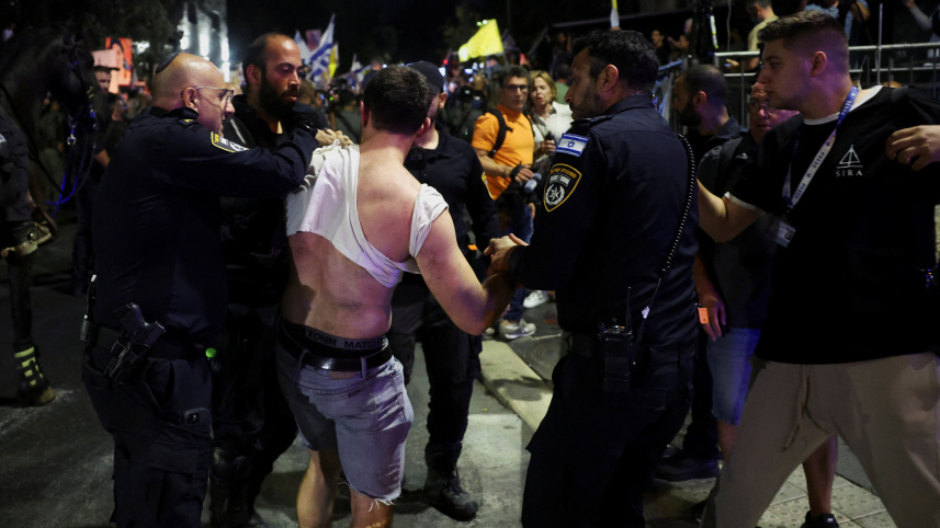এক বিক্ষোভকারীকে আটক করছে ইসরায়েলি পুলিশ। ছবি: রয়টার্স