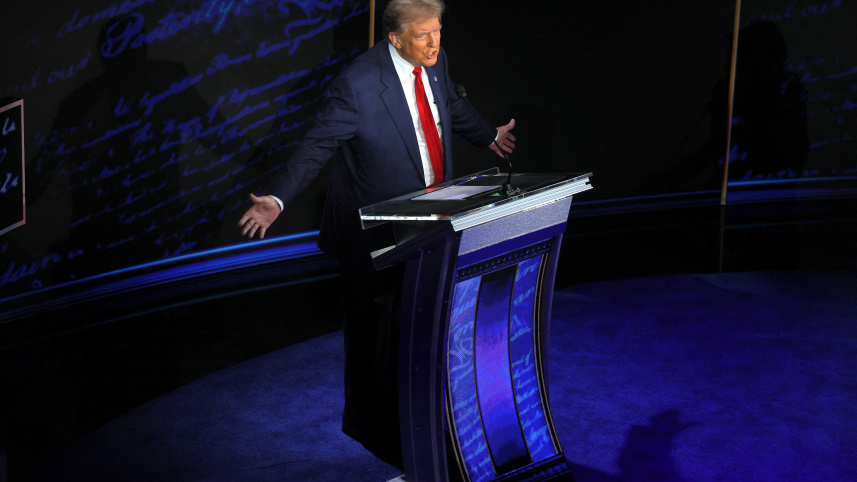 ডিবেটের ফাঁকে ডোনাল্ড ট্রাম্প। ছবি: রয়টার্স