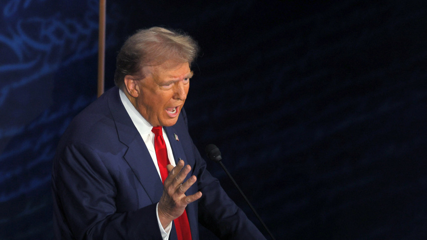 ডিবেটের ফাঁকে ডোনাল্ড ট্রাম্প। ছবি: রয়টার্স