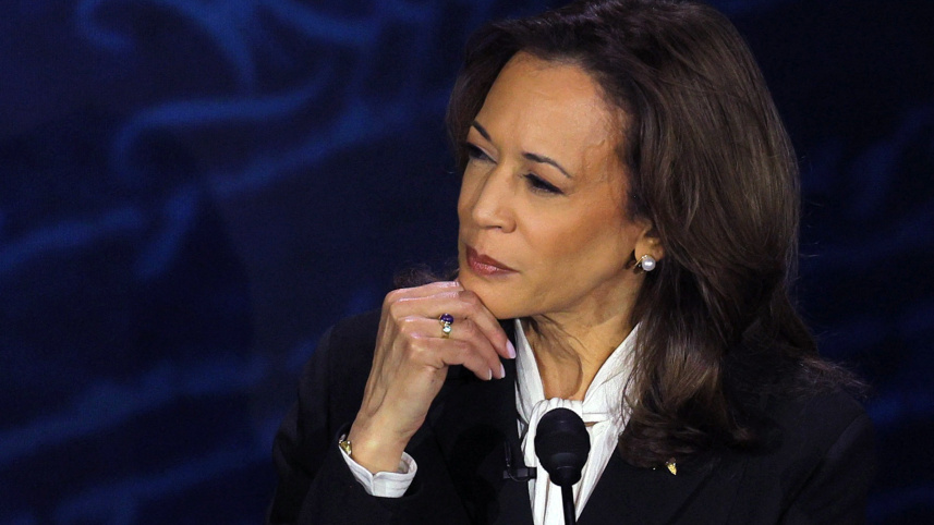 ডিবেটের ফাঁকে কমলা হ্যারিস। ছবি: রয়টার্স