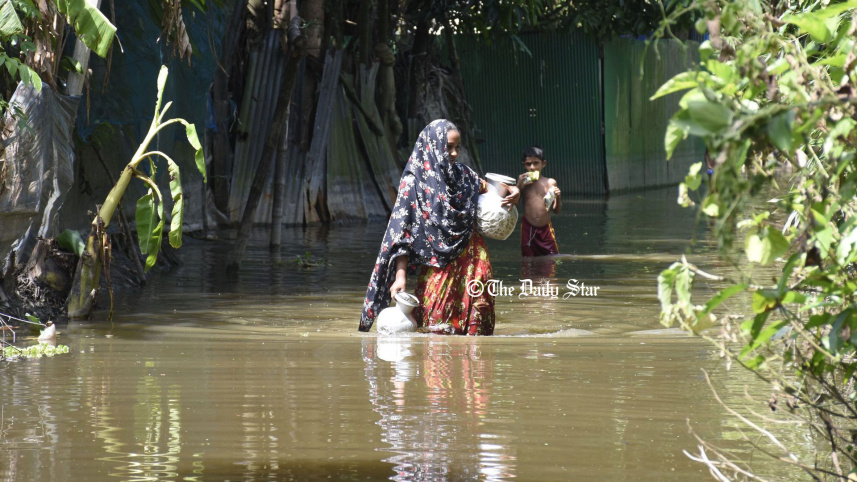 শুকায়নি বন্যার পানি: বেগমগঞ্জের যেসব গ্রামে এখনো নৌকা নিয়ে যেতে হয়