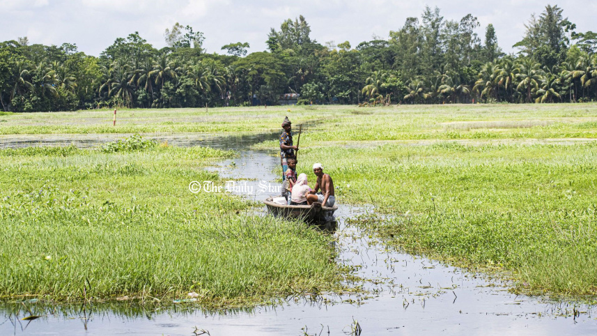 শুকায়নি বন্যার পানি: বেগমগঞ্জের যেসব গ্রামে এখনো নৌকা নিয়ে যেতে হয়