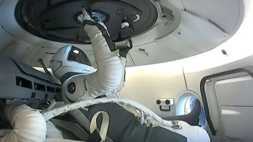 বিশেষ স্পেসস্যুট পরেন নভোচারীরা। ছবি: Space X