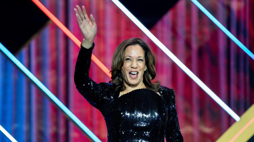 ওয়াশিংটনে কৃষ্ণাঙ্গদের কংগ্রেশনাল ককাস ফাউন্ডেশন আয়োজিত নৈশভোজে কমলা হ্যারিস। ছবি: রয়টার্স