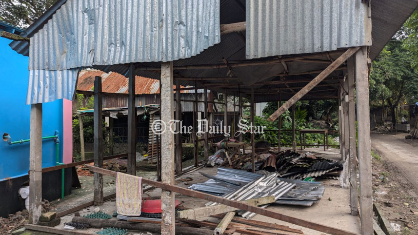 ‘অনৈতিক কাজের’ অভিযোগে ইউপি সদস্যের নেতৃত্বে বাড়ি ভাঙচুর-লুট