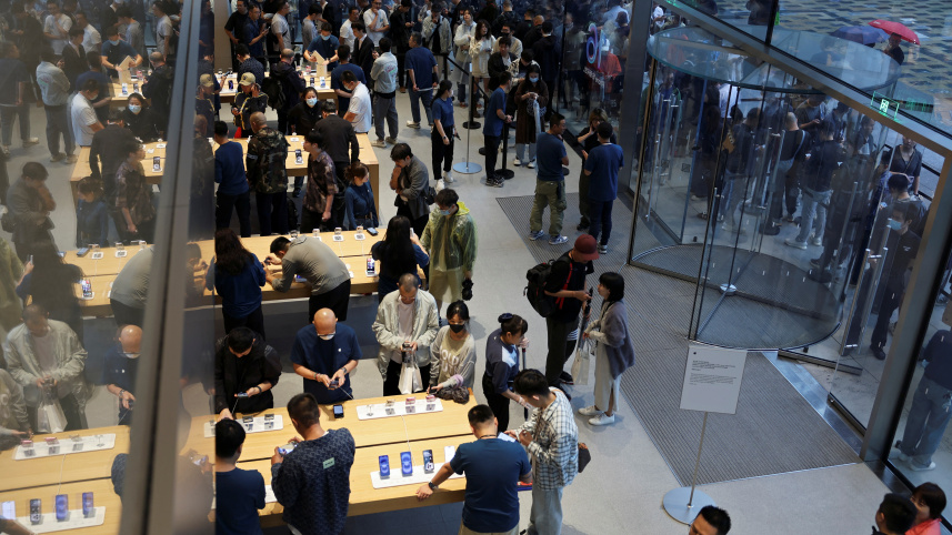 বেইজিংয়ের অ্যাপল স্টোরে আইফোন ১৬ কেনার জন্য মানুষের ভীড়। ছবি: রয়টার্স