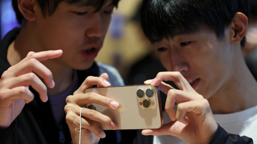 বেইজিংয়ের অ্যাপল স্টোরে আইফোন ১৬ প্রো। ছবি: রয়টার্স