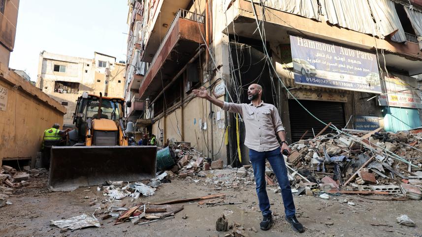 বৈরুতের শহরতলীতে ইসরায়েলি বিমানহামলার পর ঘটনাস্থলে লেবানিজরা জমায়েত হতে শুরু করেন। ছবি: রয়টার্স