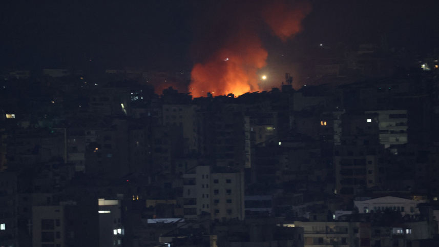 বৈরুতের দক্ষিণ শহরতলীতে রাতভর বিমান হামলা চালায় ইসরায়েল। ছবি: রয়টার্স