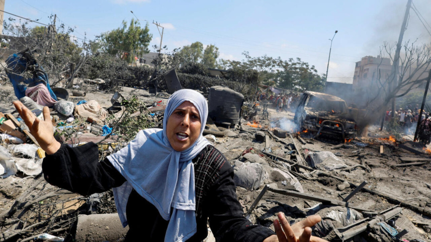 ‘নিরাপদ এলাকা’ হিসেবে চিহ্নিত খান ইউনিসের আল-মাওয়াসি শরনার্থী শিবিরে ইসরায়েলি বিমান হামলার পর ক্ষোভ প্রকাশ করছেন এক ফিলিস্তিনি নারী। ফাইল ছবি: রয়টার্স
