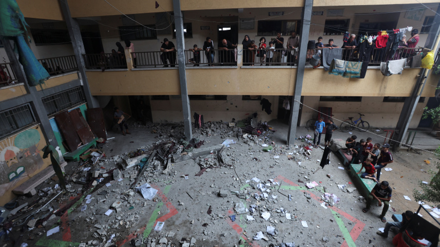 আশ্রয়শিবির হিসেবে ব্যবহৃত দেইর আল বালাহর এই স্কুলে বিমান হামলা চালায় ইসরায়েল। ফাইল ছবি: রয়টার্স