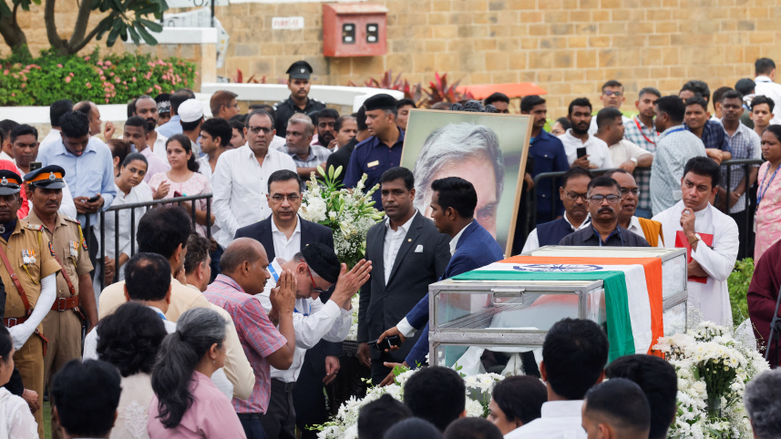 মুম্বাইয়ে রতন টাটার প্রতি শেষ শ্রদ্ধান নিবেদন করতে মানুষের ঢল নামে। ছবি: রয়টার্স