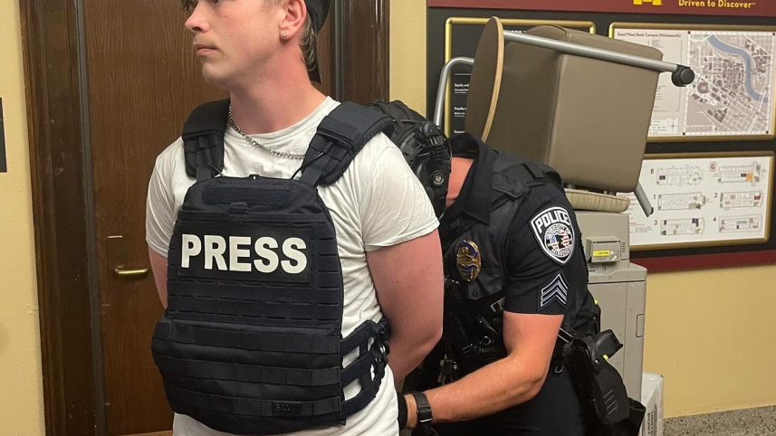 মিনেসোটা বিশ্ববিদ্যালয়ে সাংবাদিকদের গ্রেপ্তার করা হচ্ছে। ছবি: ফেসবুক থেকে সংগৃহীত