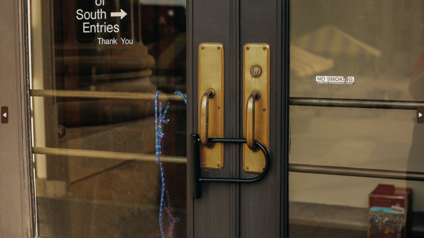 মোরিল হলের বাইরে তালা ঝুলিয়ে দেয় শিক্ষার্থিরা। ছবি: সংগৃহীত