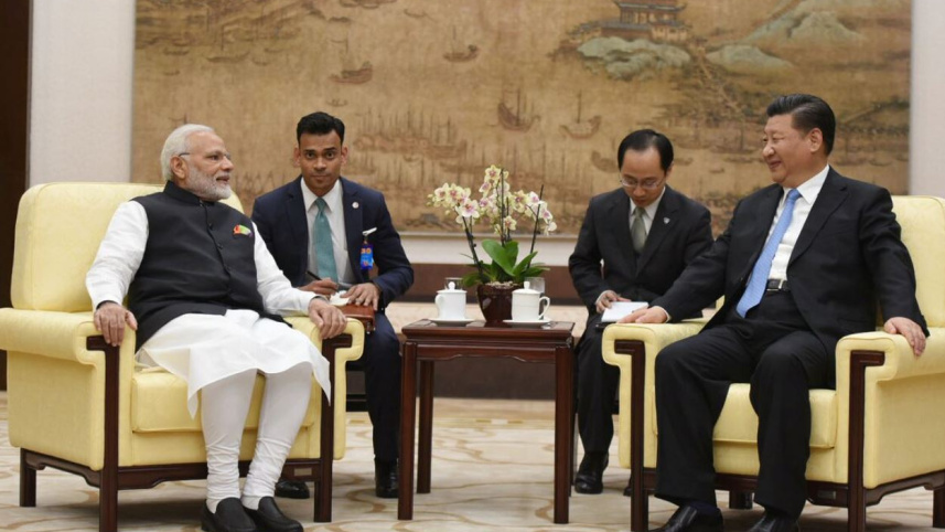 শি জিন পিং ও নরেন্দ্র মোদি। ফাইল ছবি: রয়টার্স