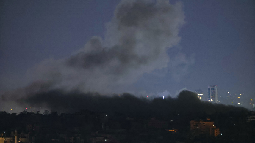 বৈরুতের দক্ষিণের শহরতলীতে ইসরায়েলি বিমান হামলা পরবর্তী দৃশ্য। ছবি: এএফপি