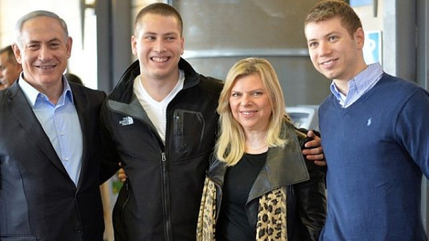 নেতানিয়াহু, তার স্ত্রী ও দুই ছেলে। ফাইল ছবি: সংগৃহীত