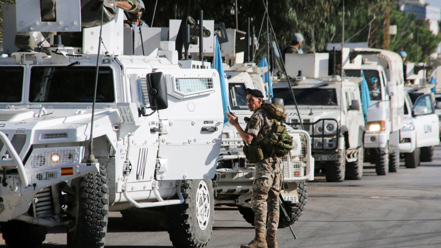 লেবানন-ইসরায়েল সীমান্তে জাতিসংঘের শান্তিরক্ষী বাহিনীর গাড়ীবহরের সামনে ইসরায়েলি সেনা। ছবি: রয়টার্স 