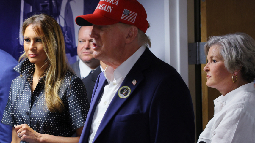 নির্বাচন জয়ের পর ট্রাম্পের সঙ্গে স্ত্রী মেলানিয়া ও সুসি ওয়াইলস। ছবি: রয়টার্স
