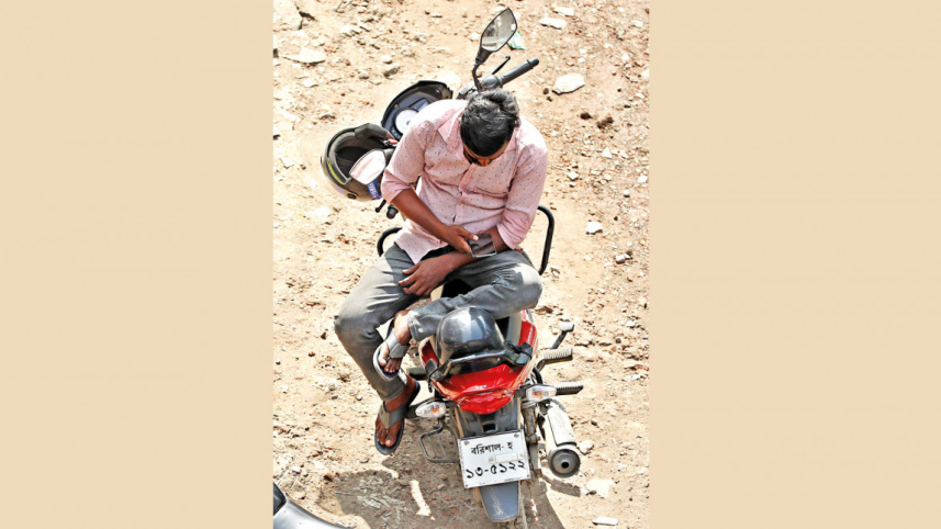 ঢাকার সড়কে বাইকারদের দৈনন্দিন জীবন। ছবি: প্রবীর দাশ/স্টার