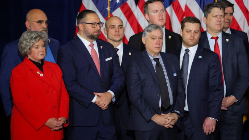 ট্রাম্পের প্রচারণা দলের সঙ্গে সুসি। ছবি: রয়টার্স