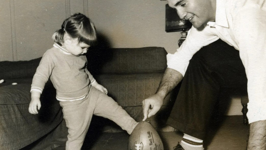 বাবার সঙ্গে সুসি। ছবি: সংগৃহীত