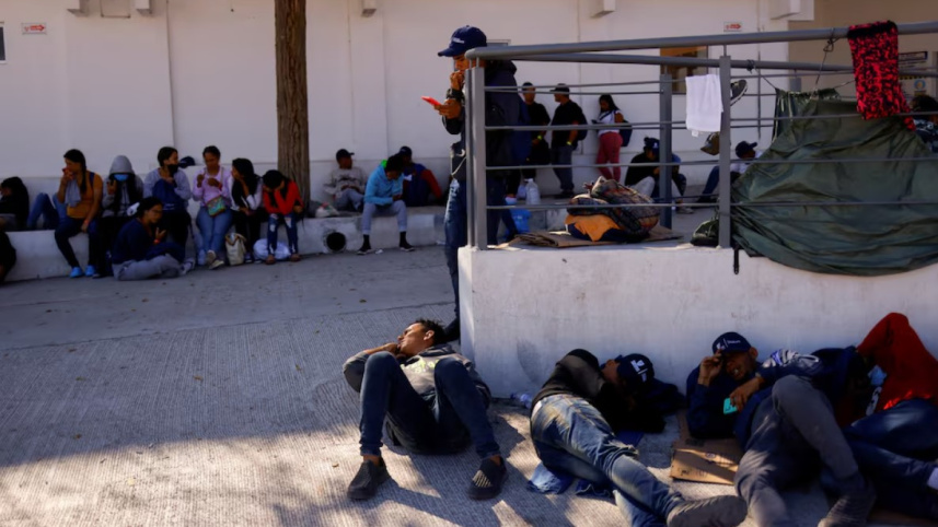 যুক্তরাষ্ট্র থেকে ফেরত পাঠানো অবৈধ অভিবাসন প্রত্যাশীরা মেক্সিকোরর সিউদাদ হুয়ারেজ শহরে আন্তর্জাতিক সীমান্ত সেতুর কাছে অপেক্ষা করছেন। ফাইল ছবি: রয়টার্স