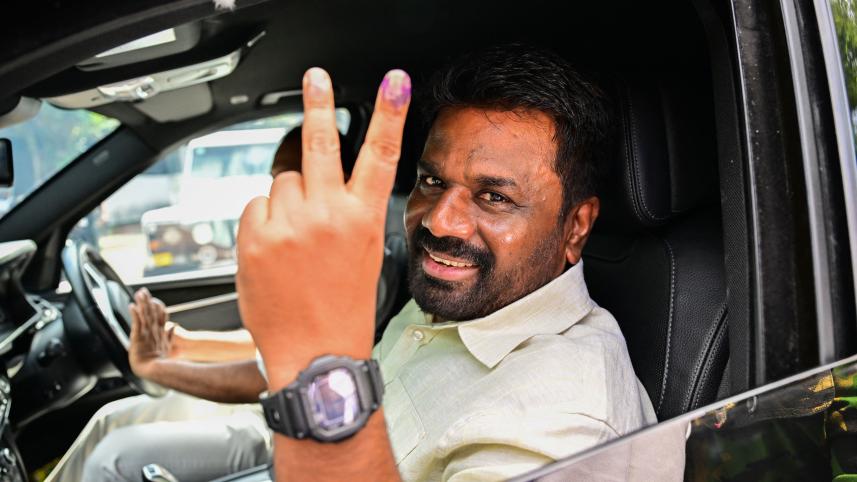 শ্রীলঙ্কার প্রেসিডেন্ট অনুঢ়া পার্লামেন্ট নির্বাচনে ভোট দেওয়ার পর ভি চিহ্ন দেখাচ্ছেন। ছবি: এএফপি