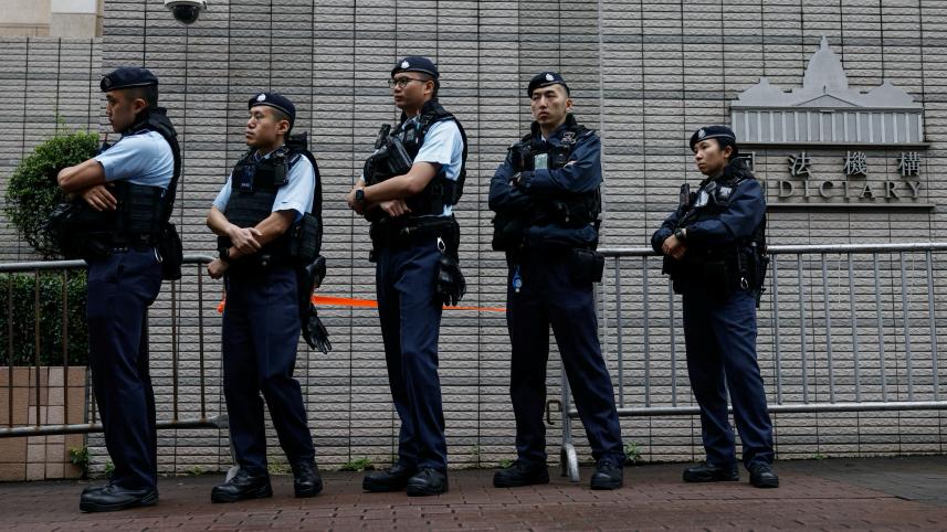 হংকংয়ের এক আদালতে ৪৫ গণতন্ত্রপন্থির সাজা ঘোষণার সময় কড়া প্রহরার ব্যবস্থা করা হয়। ছবি: রয়টার্স