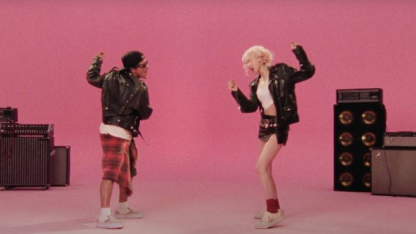 এপিটি গানের মিউজিক ভিডিওতে ব্রুনো মার্স ও রোসে। ফাইল ছবি: সংগৃহীত