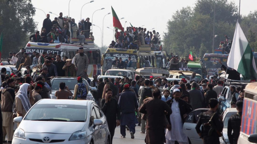 লকডাউন ঘোষণা সত্ত্বেও পথে নেমে আসেন ইমরান খানের ভক্ত-সমর্থকরা। ছবি: ডয়চে ভেলে
