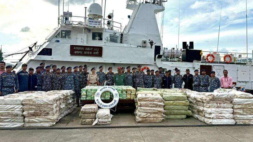 ভারতের কোস্টগার্ড সাড়ে ৫ টন মেথ জব্দ করেছে। ছবি: এএফপি