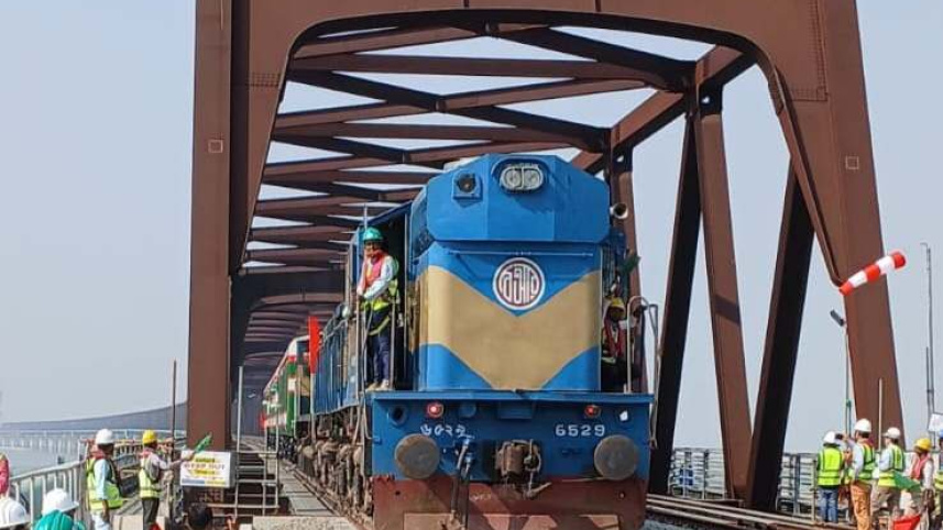 train_trial_run_on_bangabandhu_rail_bridge_picture-2_with_news.jpg