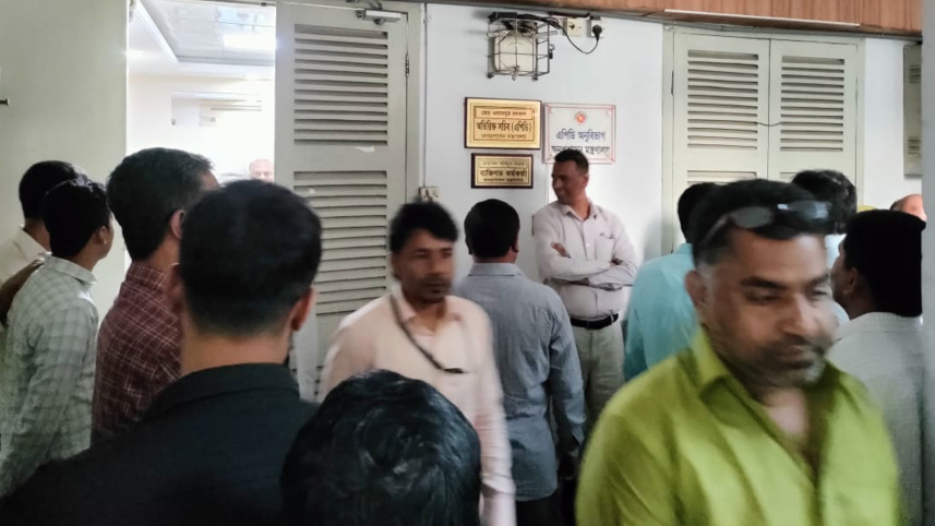 জনপ্রশাসন মন্ত্রণালয়ে হট্টগোল। ছবি: সংগৃহীত