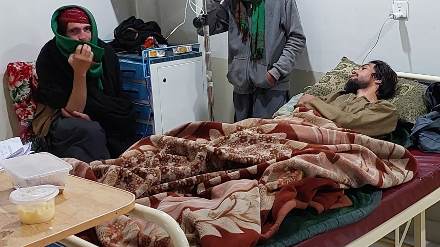 পাকিস্তানের খাইবার পাখতুনখোয়া প্রদেশে সংঘাতে আহত এক ব্যক্তি হাসপাতালে চিকিৎসা নিচ্ছেন। ছবি: এএফপি