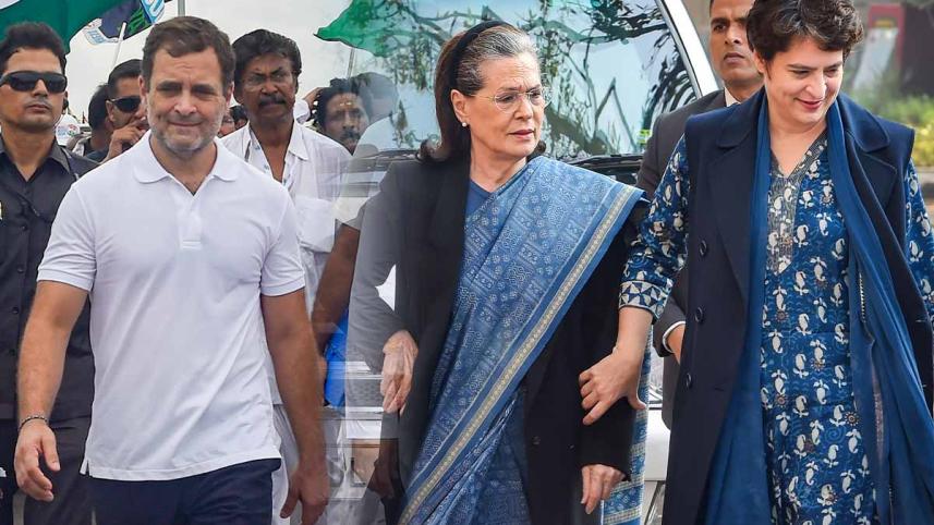 ভাই ও মায়ের সঙ্গে প্রিয়াঙ্কা। ফাইল ছবি: সংগৃহীত