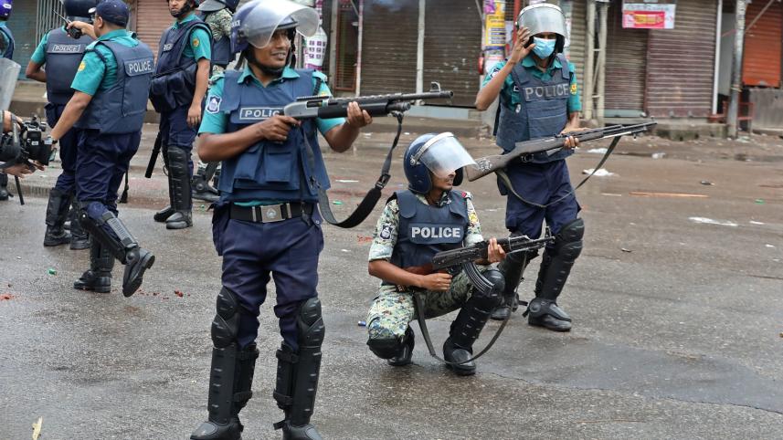 মারণাস্ত্র ও অন্যান্য অস্ত্র হাতে পুলিশ ও পুলিশের সশস্ত্র ব্যাটালিয়ন। ছবি: আনিসুর রহমান/স্টার  