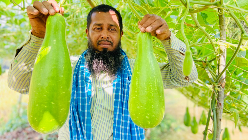 লাউ হাতে আখতারুজ্জামান। ছবি: স্টার