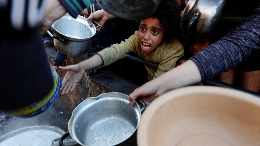 রমজান মাসে খাবারের জন্য লাইন ধরে অপেক্ষা করছে ফিলিস্তিনিরা। ফাইল ছবি: রয়টার্স