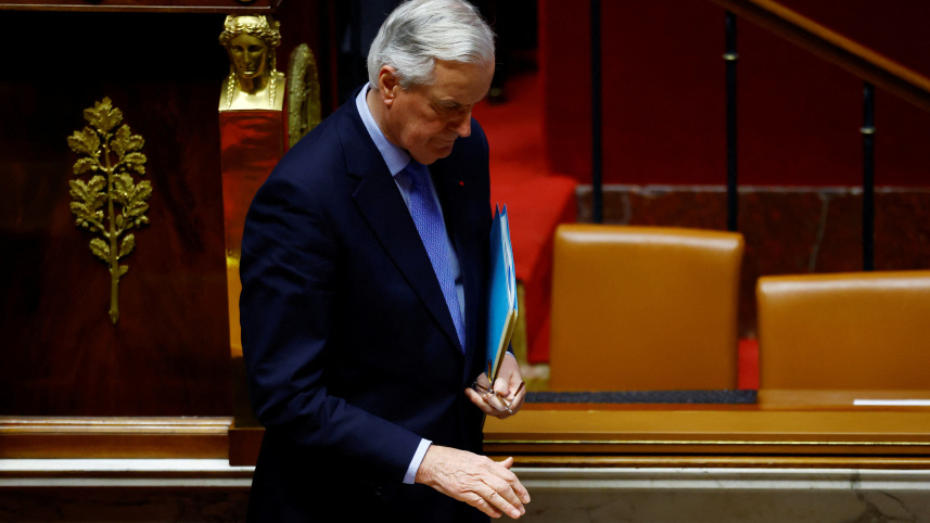 আস্থাভোটে হেরে মাথা নত করে পার্লামেন্ট ছেড়ে যাচ্ছেন মিশেল বার্নিয়ার। ছবি: রয়টার্স