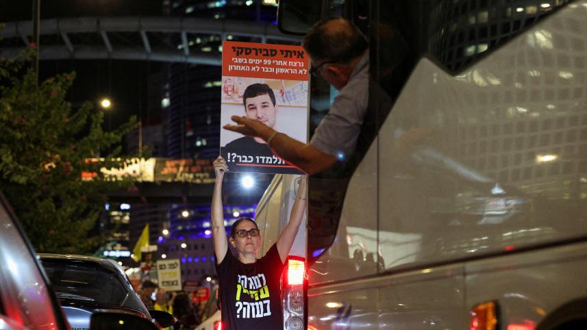 তেল আবিবে জিম্মি মুক্তি ও গাজায় যুদ্ধবিরতির দাবিতে বিক্ষোভ। ছবি: রয়টার্স