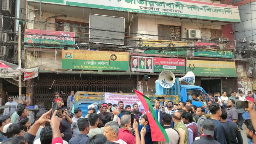 নয়াপল্টনে বিএনপির প্রধান কার্যালয়ের সামনে জমায়েত হতে শুরু করেছে ৩ অঙ্গসংগঠনের নেতা-কর্মী। ছবি: সাজ্জাদ হোসেন/স্টার