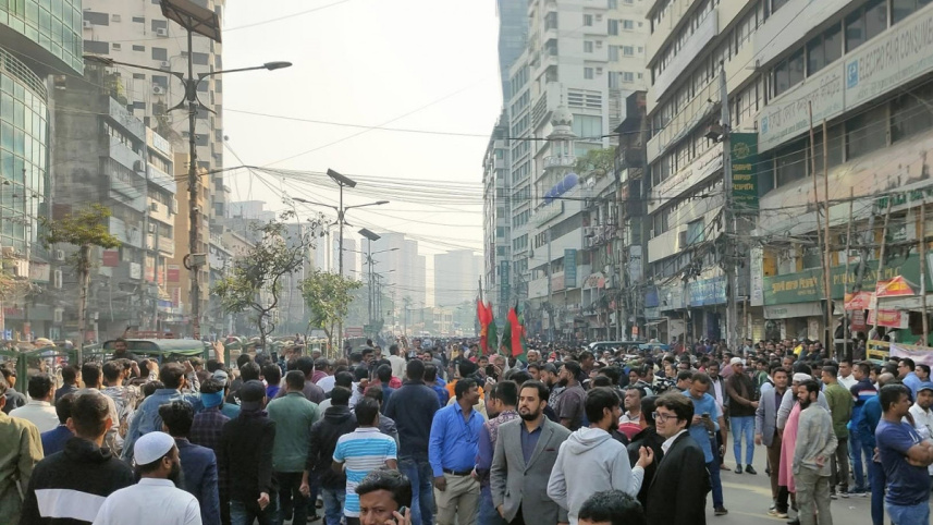 নয়াপল্টনে বিএনপির প্রধান কার্যালয়ের সামনে জমায়েত হতে শুরু করেছে ৩ অঙ্গসংগঠনের নেতা-কর্মী। ছবি: সাজ্জাদ হোসেন/স্টার
