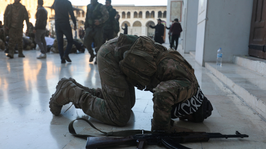 উমায়াদ মসজিদে নামাজ আদায় করছেন এক বিদ্রোহি সেনা। ছবি: এএফপি