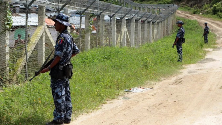 মংডুতে মিয়ানমার-বাংলাদেশ সীমান্ত পাহারা দিচ্ছেন সেনাবাহিনীর সদস্যরা। ফাইল ছবি: ইউএনবি/এপি (২৯ নভেম্বর, ২০২৪) 