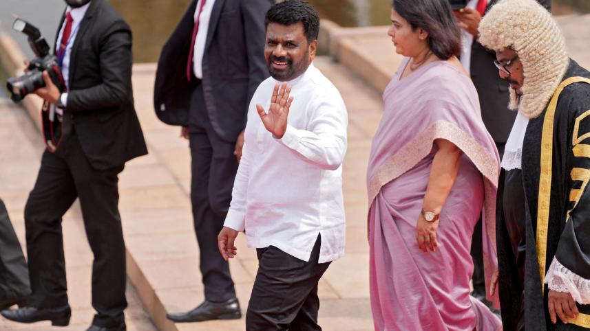 পার্লেমেন্টের অধিবেশন থেকে বের হয়ে হাত নেড়ে অভিবাদন জানাচ্ছেন প্রেসিডেন্ট অনুঢ়া। ফাইল ছবি: রয়টার্স