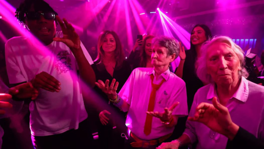 পাপি বুমের উদ্যোগে ডান্স ক্লাবে বুড়ো-বুড়ীরা তরুণদের সঙ্গে নাচ উপভোগ করছেন। ফাইল ছবি: রয়টার্স