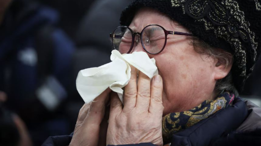 স্বজন হারানোর বেদনায় কাঁদছেন এক নারী। ছবি: রয়টার্স
