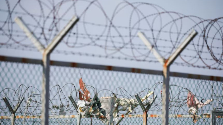 প্রাচীরে আটকে আছে উড়োজাহাজের ধ্বংসাবশেষ। ছবি: রয়টার্স