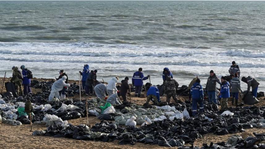 স্বেচ্ছাসেবকরা সমুদ্রতীর থেকে তেল সরানোর কাজ করছেন। ফাইল ছবি: রয়টার্স